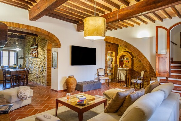 Televisión y chimenea 
