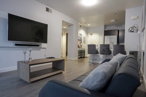 Modern 1BR In Downtown Burbank, Walkable + Parking