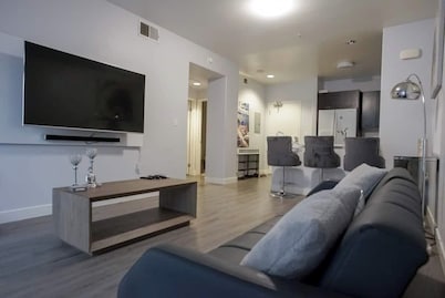 Modern 1BR In Downtown Burbank, Walkable + Parking