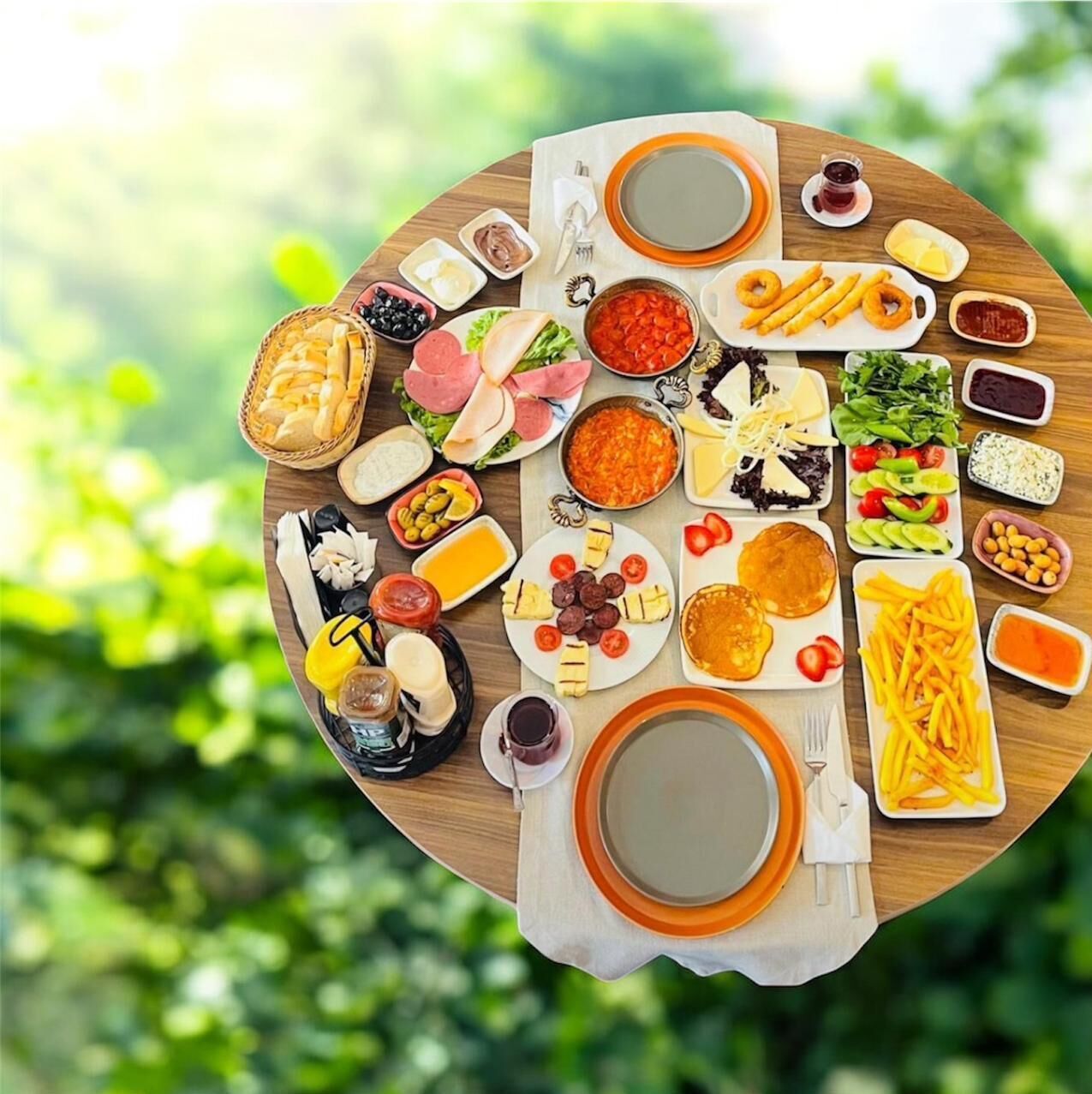 Daily full breakfast (EUR 7 per person)