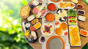 Sarapan penuh setiap hari (EUR 7 seorang)