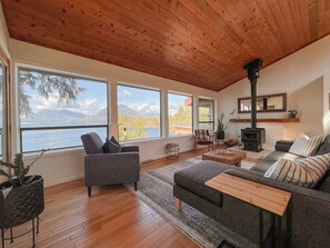 TV, fireplace - Two bedroom  in Canada, Tofino (Tofino)
