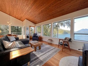 TV, fireplace - Two bedroom  in Canada, Tofino (Tofino)