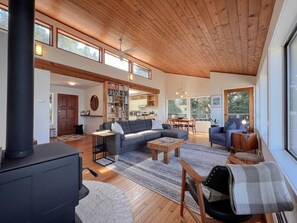 TV, fireplace - Two bedroom  in Canada, Tofino (Tofino)