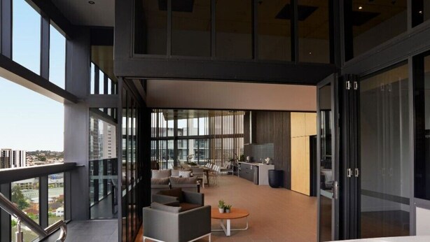 Un apartamento moderno con balcón, bañera de hidromasaje y vistas a la ciudad.