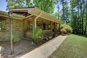 Property grounds - Charming 3BR/3BA Athens Home. Sunroom + Patio, Steps to UGA, 3 Mi from Sanford (Athens)
