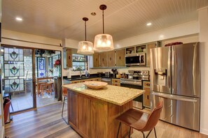 Microwave, oven, stovetop, dishwasher - Charming 3BR/3BA Athens Home. Sunroom + Patio, Steps to UGA, 3 Mi from Sanford (Athens)