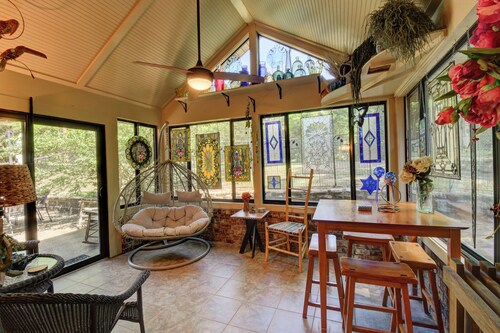 Charming 3BR/3BA Athens Home. Sunroom + Patio, Steps to UGA, 3 Mi from Sanford