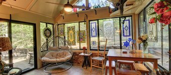Charming 3BR/3BA Athens Home. Sunroom + Patio, Steps to UGA, 3 Mi from Sanford