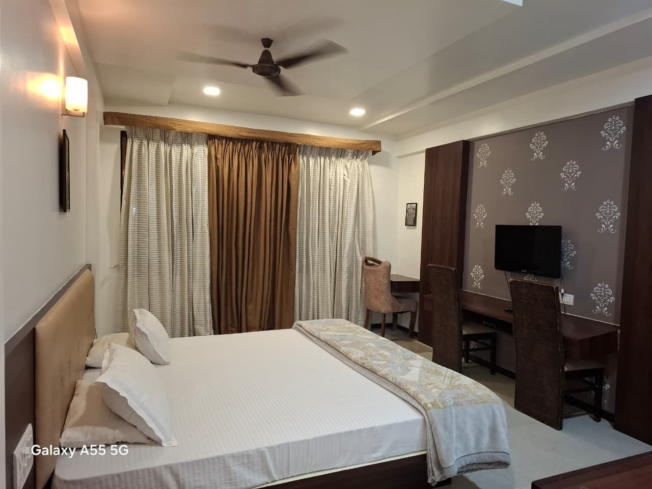 Schreibtisch, laptopgeeigneter Arbeitsplatz, kostenloses WLAN