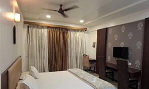 Desk, laptop workspace, free WiFi - Hotel Pride Executive (Satara)