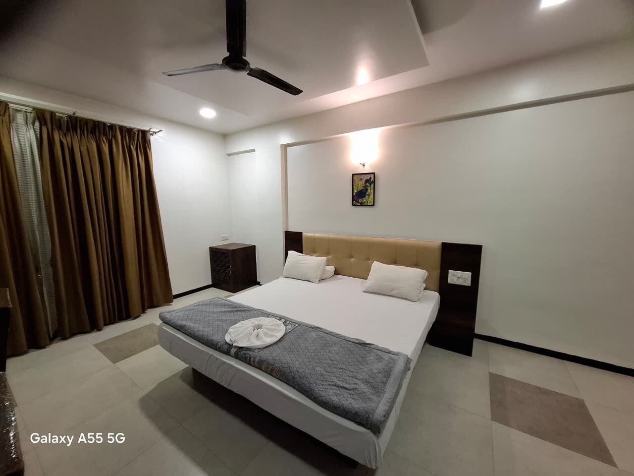 مكتب ومساحة عمل للكمبيوتر المحمول وواي فاي مجانًا