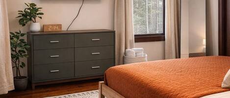 2 bedrooms, iron/ironing board, travel crib, free WiFi