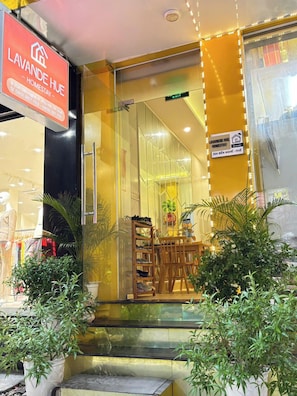 Vista frontal de la propiedad