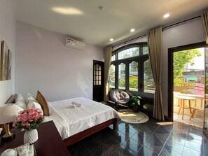 Quarto casal luxo, sacada, vista para a cidade | Wi-Fi de cortesia