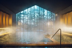 A hot tub with a view of a forest through a large window. - Hoshino Resorts KAI Kusatsu (Kusatsu)