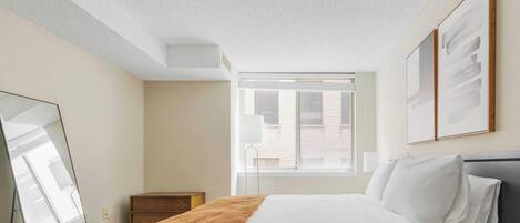 Tabla de planchar con plancha, wifi, ropa de cama