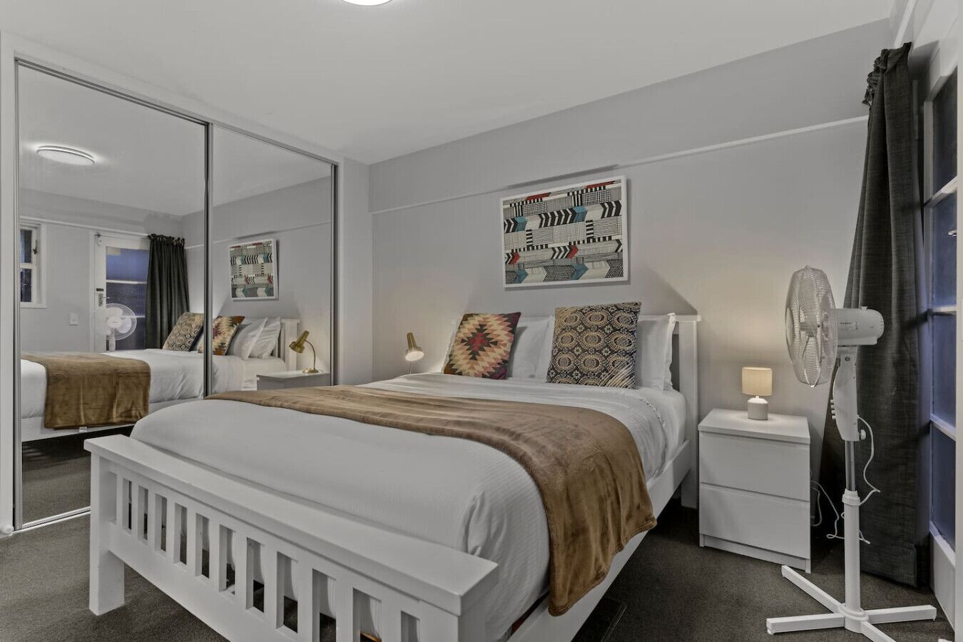 Een bureau, een strijkplank/strijkijzer, wifi, beddengoed