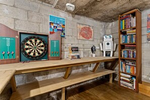 Game room - Central 4BR Nook with Backyard by Western Springs (Auckland Central Suburbs)