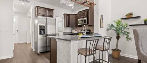 冷蔵庫、電子レンジ、オーブン、コンロ