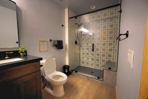 Shower, hair dryer, towels, soap - Gorgeous 2-bedroom condo steps from Kirkwood Mountain ski lift (Markleeville)