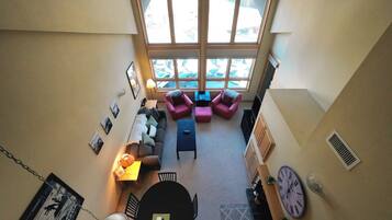 Televisión y chimenea