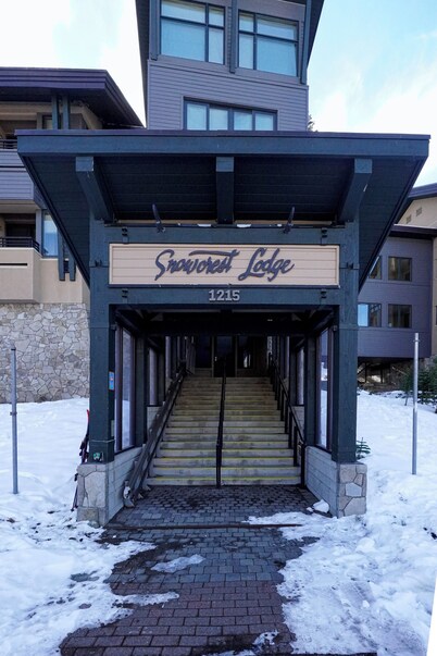 Gorgeous 2-bedroom condo steps from Kirkwood Mountain ski lift