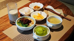 Sudah termasuk sarapan prasmanan setiap hari