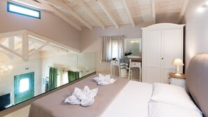 Una camera d'albergo con un letto grande, uno specchio, un armadio e una scrivania con una sedia.