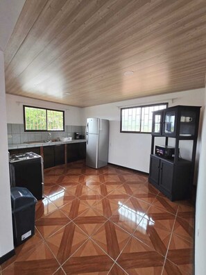 Mikrowelle, Kochgeschirr/Geschirr/Besteck, Esstisch