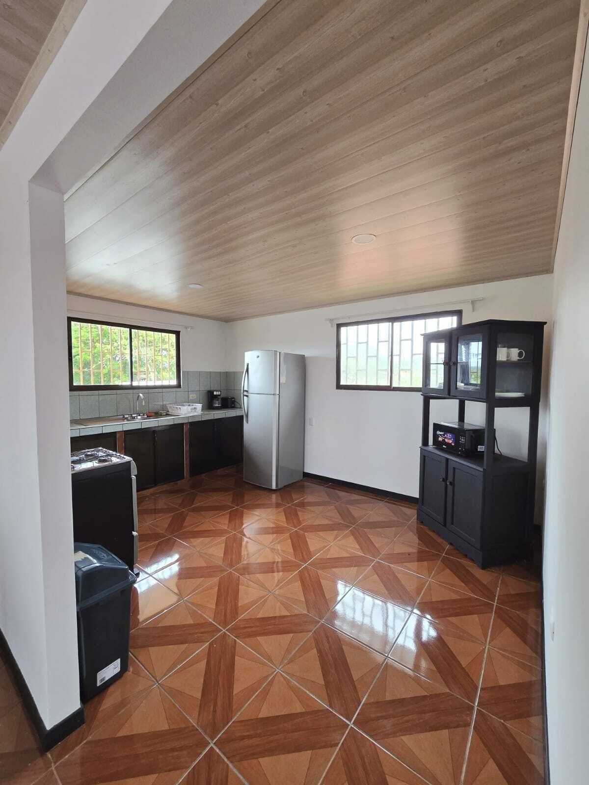 Refrigerador, microondas, parrilla de estufa y cafetera y tetera 