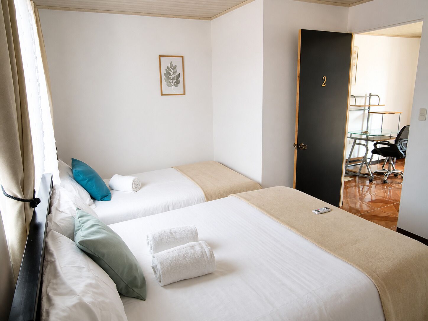 3 chambres, coffres-forts dans les chambres, bureau, lit parapluie
