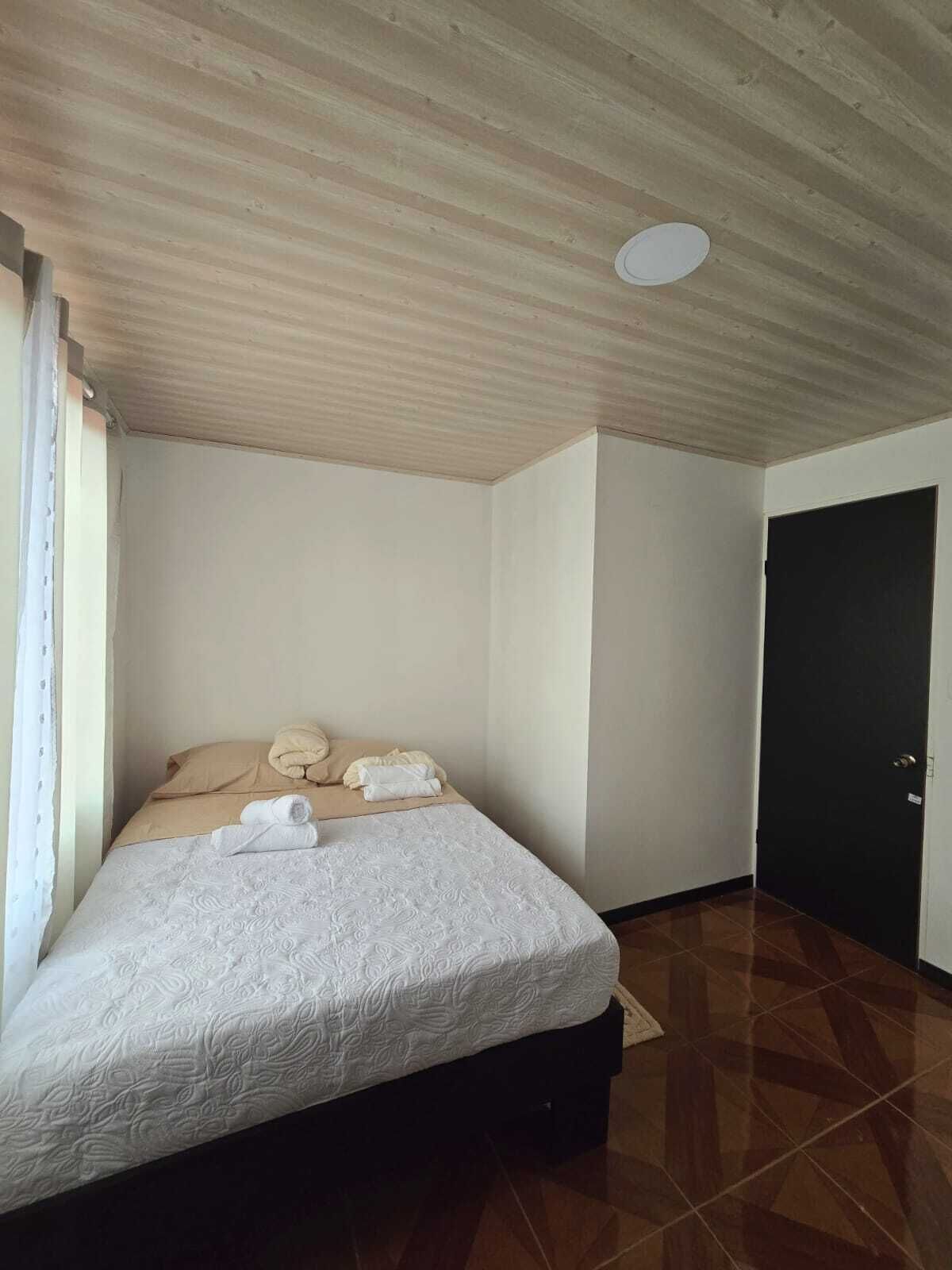 3 habitaciones, caja de seguridad en la habitación y escritorio 