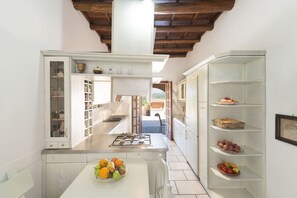Refrigerador, horno, parrilla de estufa y cafetera y tetera 