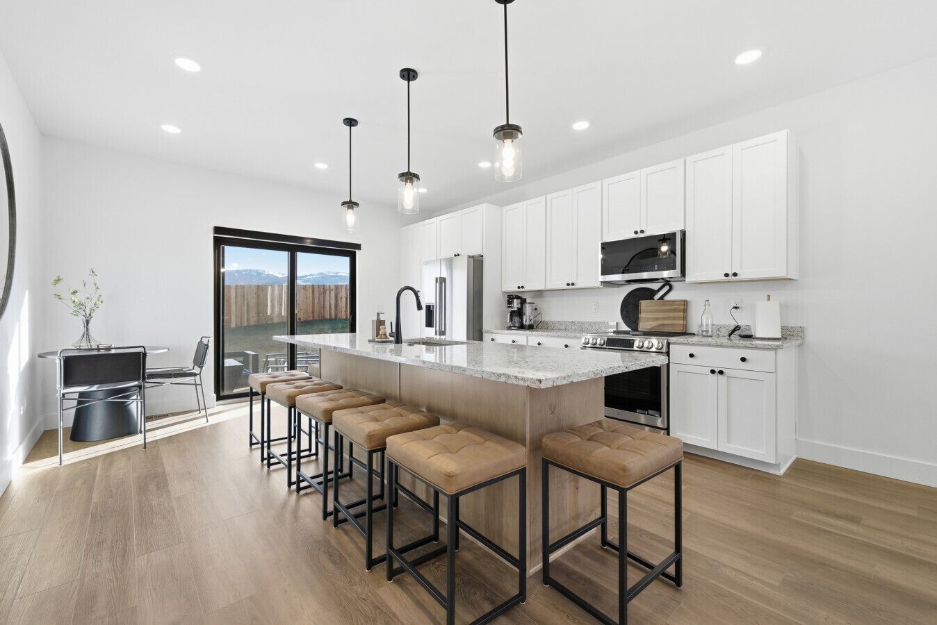 Mikrobølgeovn, ovn, kokeplater og oppvaskmaskin