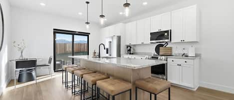 Mikrobølgeovn, ovn, kokeplater og oppvaskmaskin