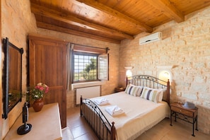 Tallelokero huoneessa, silitysrauta/-lauta, vauvan matkasänky