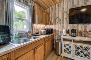 Fridge, microwave, coffee/tea maker, toaster - Cozy Retreat Near Trails & Nature (Patriot)