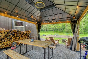 Outdoor dining - Cozy Retreat Near Trails & Nature (Patriot)