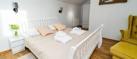 2 bedrooms, iron/ironing board, travel cot, WiFi