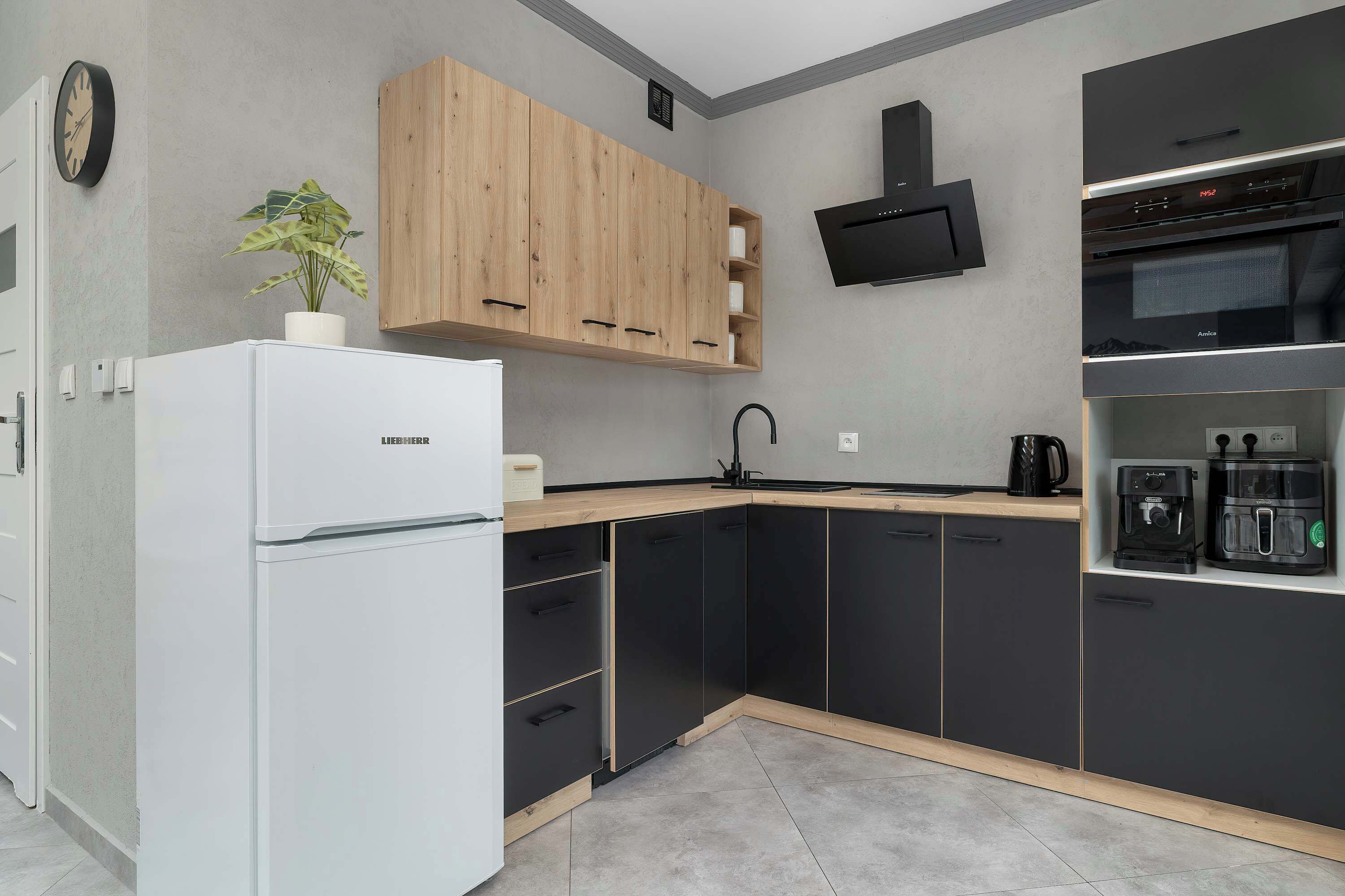 ثلاجة، موقد طهي مسطح، ماكينة لصنع القهوة/الشاي، غلّاية كهربائية