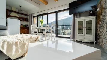 2 bedrooms, iron/ironing board, travel cot, WiFi