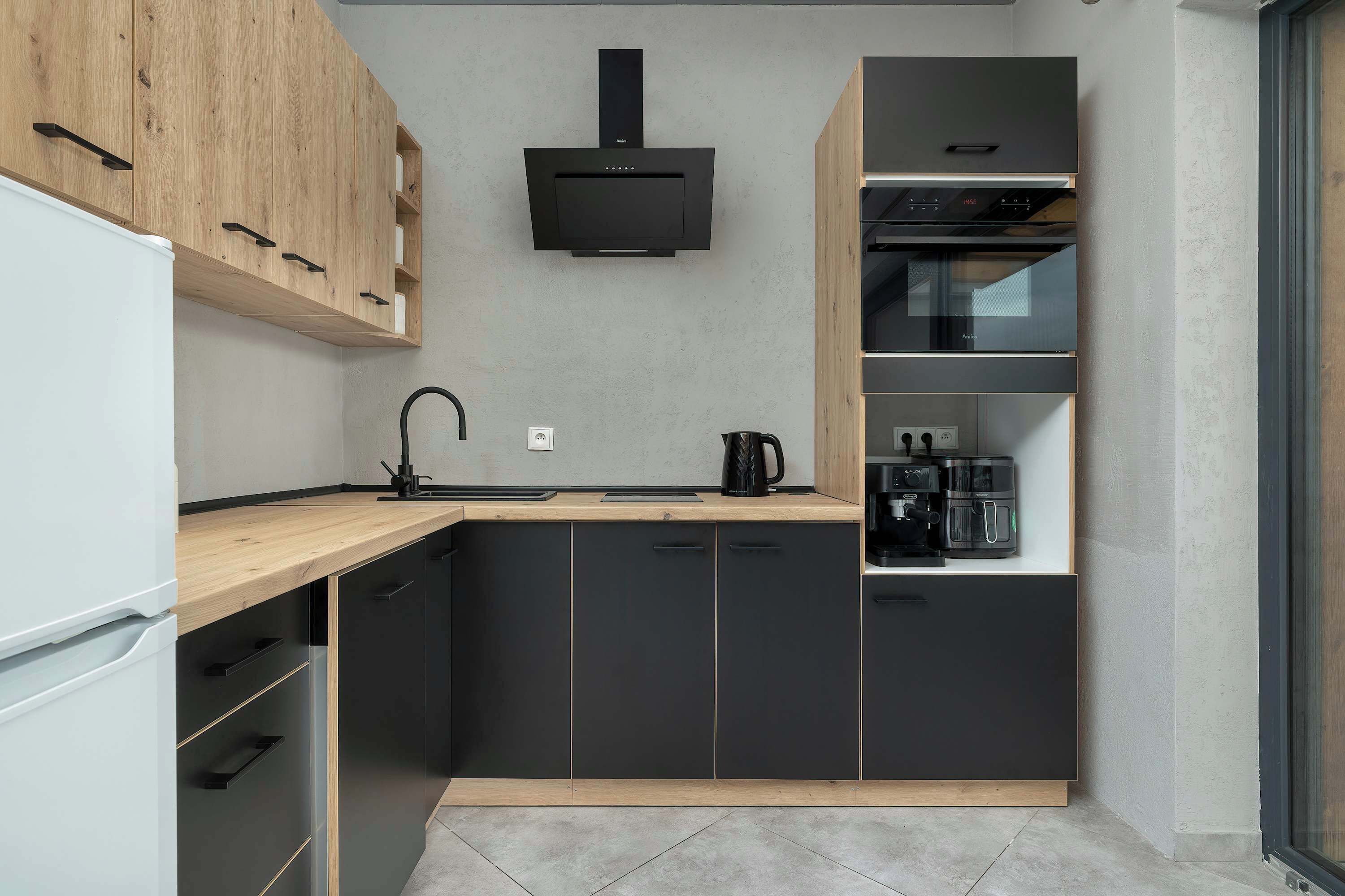 Fridge, stovetop, coffee/tea maker, electric kettle