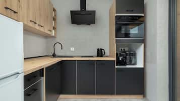 Een koelkast, een kookplaat, een koffiezetapparaat/waterkoker