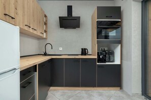 Refrigerador, parrilla de estufa, cafetera y tetera y tetera eléctrica 