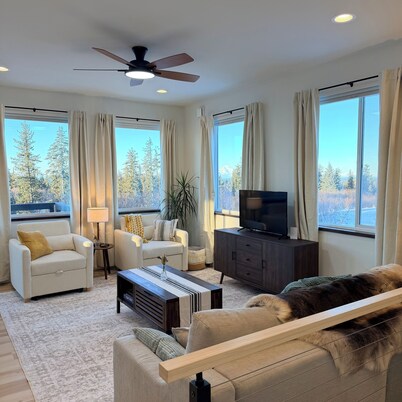 Mountain View Retreat in Homer - Entire House. Bright, Clean, Renovated Home.