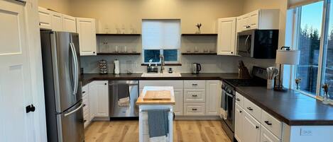 Kjøleskap, mikrobølgeovn, ovn og kokeplater