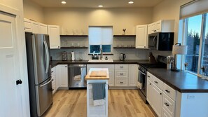 冷蔵庫、電子レンジ、オーブン、コンロ