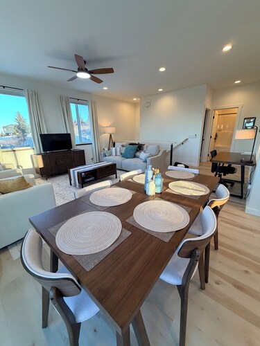 Mountain View Retreat in Homer - Entire House. Bright, Clean, Renovated Home.