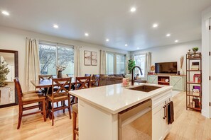 Interior - 7 Mi to Big Cottonwood Canyon: Family Ski Base (Midvale)